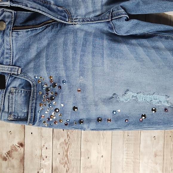 a.n.a Jeans, Women's Size 10 Skinny beaded Mid Rise light wash, distressed - Picture 4 of 12